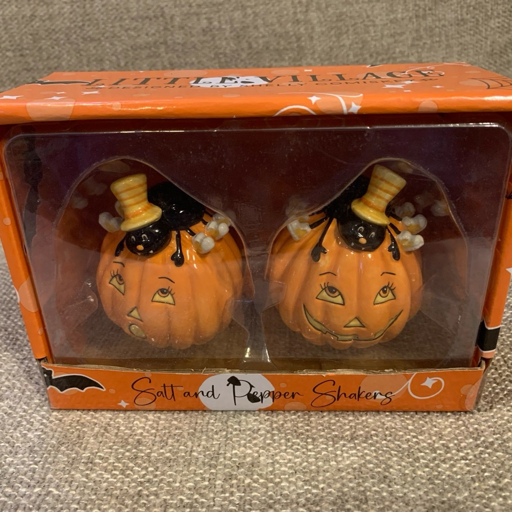 NEW Little Village Halloween Jack O'Lantern w/Spiders Salt & Pepper Shaker Set